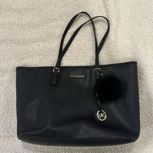 The “neverfull” of Michael Kors, with many compartments. Great for on the go!